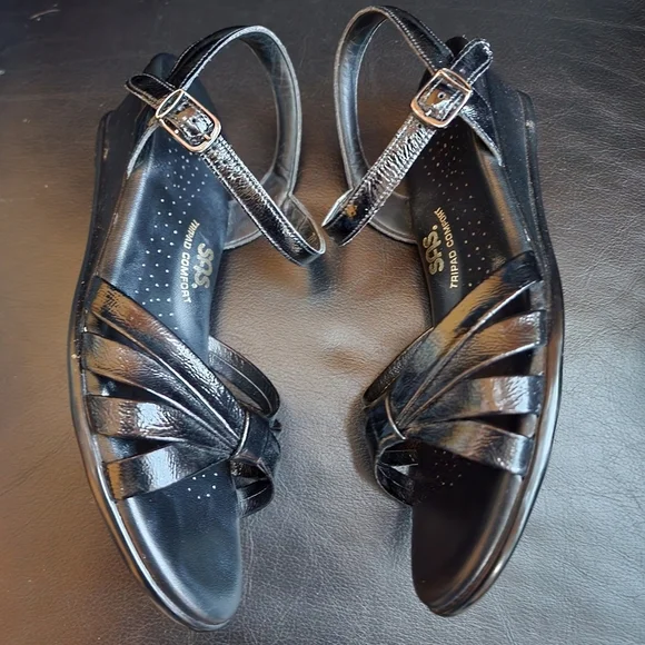 EUC in Original Box Quarter Strap Wedge Sandal - Picture 8 of 11